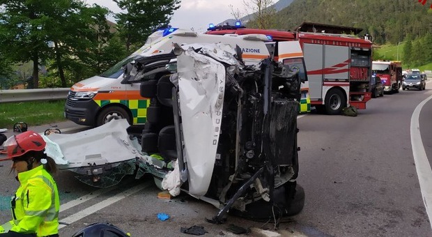 Incidente tra due auto e una moto in galleria: tre feriti, il centauro è grave