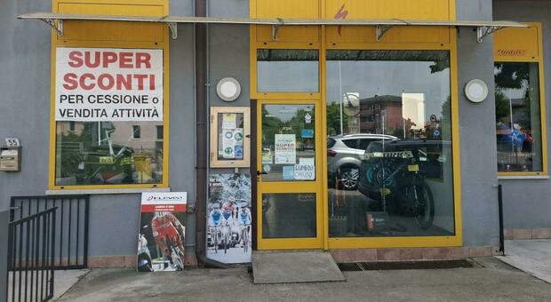 Chiude lo storico negozio di bici dopo 40 anni, il titolare: «Cerco un successore ma non trovo nessuno»