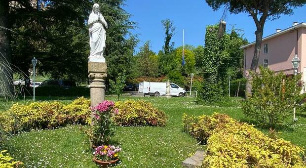 Capitello mariano diventa un caso politico. Il terreno entra nel piano delle alienazioni ed è polemica: «È un luogo di devozione»