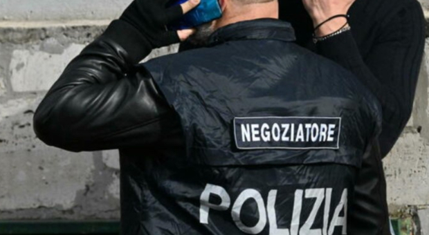 https://statics.cedscdn.it/photos/MED/2025/05/04/8814848_04125547_negoziatore.jpg