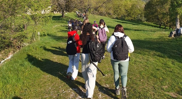 https://statics.cedscdn.it/photos/MED/2025/05/04/8815029_04171319_studenti_flora_gita_tre_ok.jpg