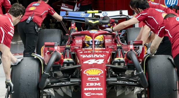https://statics.cedscdn.it/photos/MED/2025/05/04/8815311_04233530_ferrari_hamilton_20.jpg