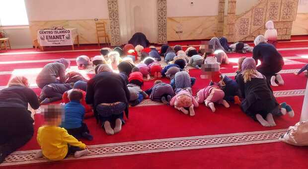 L’asilo parrocchiale e la preghiera in moschea, interviene il ministero: «Verifiche sulla scuola». L'attacco di Salvini: «Alla faccia della reciprocità»