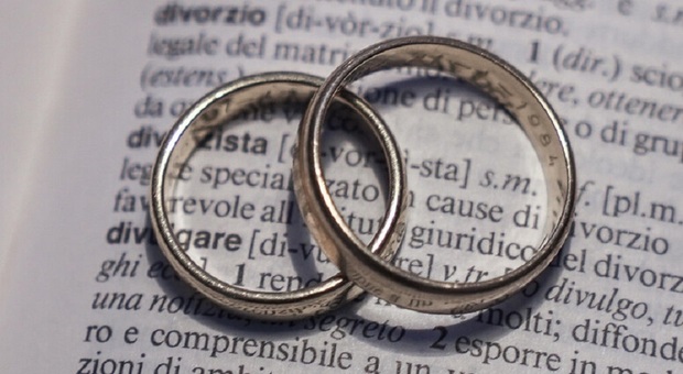 https://statics.cedscdn.it/photos/MED/2025/05/06/8818377_06081907_divorzio_assegno_mantenimento.jpg