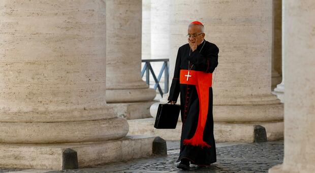 https://statics.cedscdn.it/photos/MED/2025/05/06/8818525_06104423_conclave_cardinale.jpg