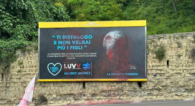 Napoli, danni ai manifesti della campagna antiviolenza per gli uomini: «Un pericolo per la libertà»