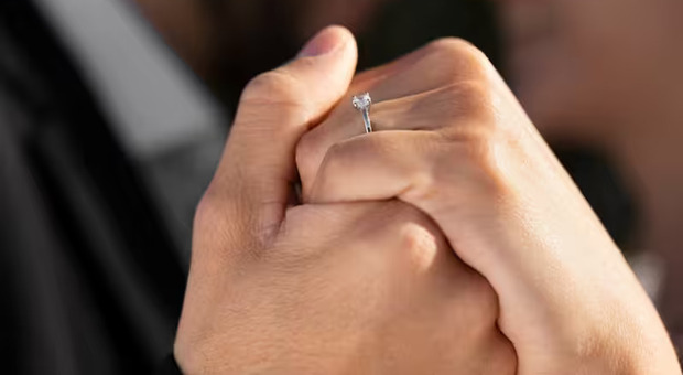 https://statics.cedscdn.it/photos/MED/2025/05/06/8819020_06192530_uomo_legionellosi_dopo_richiesta_di_matrimonio_vacanza_montenegro_oggi_6_5_2025.jpg