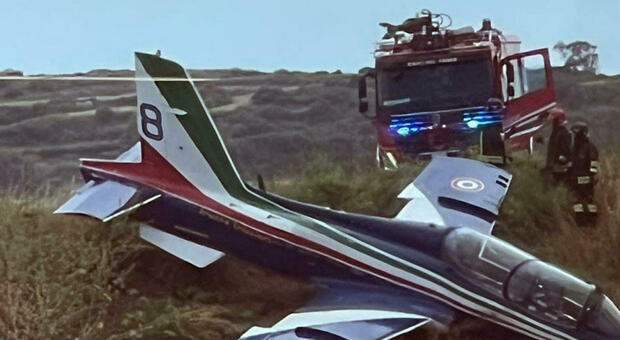 https://statics.cedscdn.it/photos/MED/2025/05/06/8819064_06184721_frecce_tricolori_incidente_pilota_ferito_video_oggi_6_5_2025.jpg