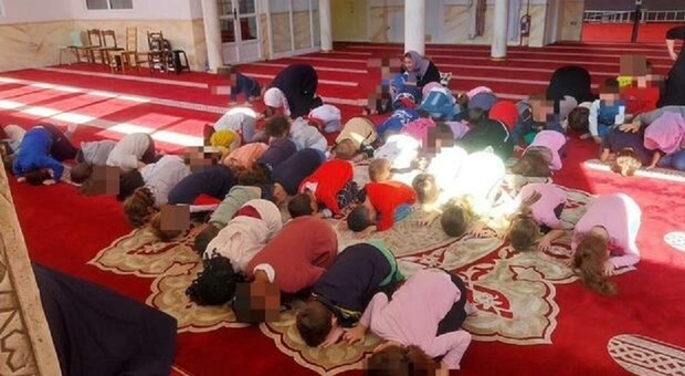 https://statics.cedscdn.it/photos/MED/2025/05/07/8820581_07074702_moschea_bambini.jpg