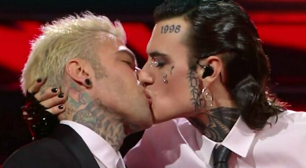 https://statics.cedscdn.it/photos/MED/2025/05/07/8820687_07101537_bacio_fedez_rosa_chemical_chiara_ferragni_non_sapeva_nulla_oggi_7_5_2025.jpg
