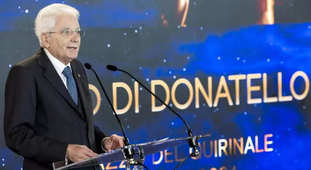 https://statics.cedscdn.it/photos/MED/2025/05/07/8820954_07132245_david_di_mattarella_mattarella_premio_speciale_oggi_7_5_2025.jpg