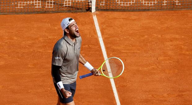 https://statics.cedscdn.it/photos/MED/2025/05/07/8821314_07171341_berrettini.jpg