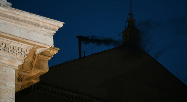 https://statics.cedscdn.it/photos/MED/2025/05/07/8821447_07212058_conclave_fumata_nera_diretta_oggi_7_5_2025.jpg