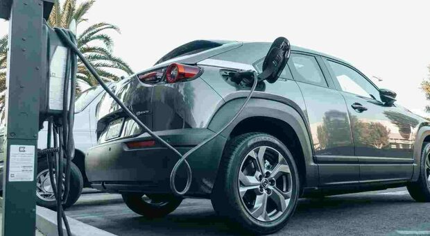 Un veicolo elettrico in ricarica