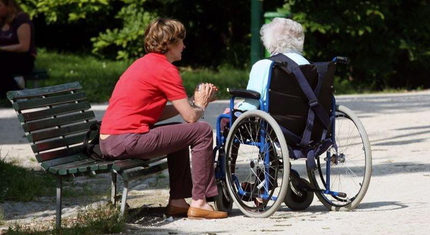 https://statics.cedscdn.it/photos/MED/2025/05/08/8822361_08120734_badanti_straniere_dimissioni_volontarie_friuli.jpg