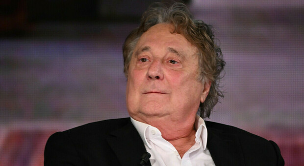 https://statics.cedscdn.it/photos/MED/2025/05/08/8823032_08083201_enzo_iacchetti_gianni_morandi_maddalena_corvaglia_carriera_moglie_figli_stipendio_oggi_8_5_2025.jpg