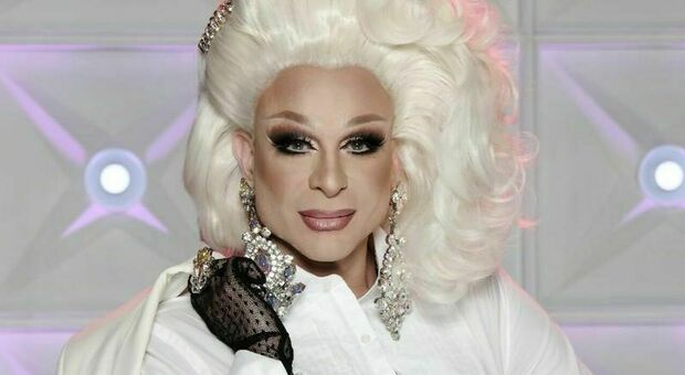 https://statics.cedscdn.it/photos/MED/2025/05/08/8823101_08094721_drag_queen_priscilla_liceo_acerra_polemiche_lega_oggi_8_5_2025.jpg