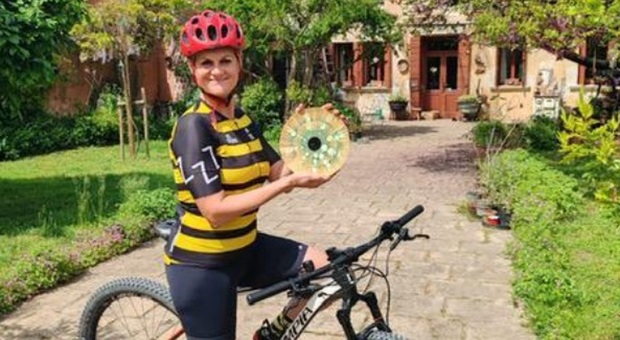 https://statics.cedscdn.it/photos/MED/2025/05/08/8823170_08110030_mara_giro_mondo_sui_pedali_la_passione_la_ceramica_creazioni_metalli_vetri_di_venezia_santa_lucia_di_piave_2_.jpg