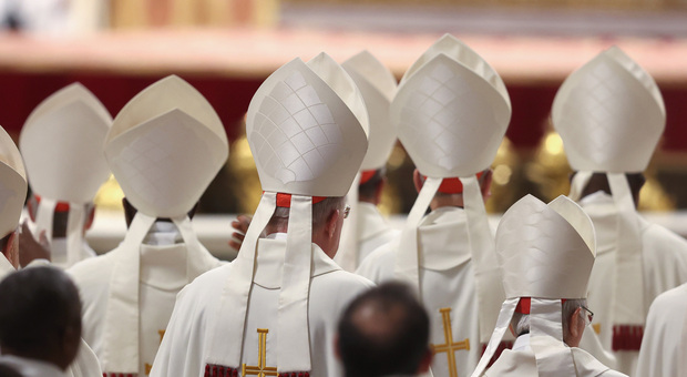https://statics.cedscdn.it/photos/MED/2025/05/08/8823419_08145825_conclave_nuovo_papa.jpg