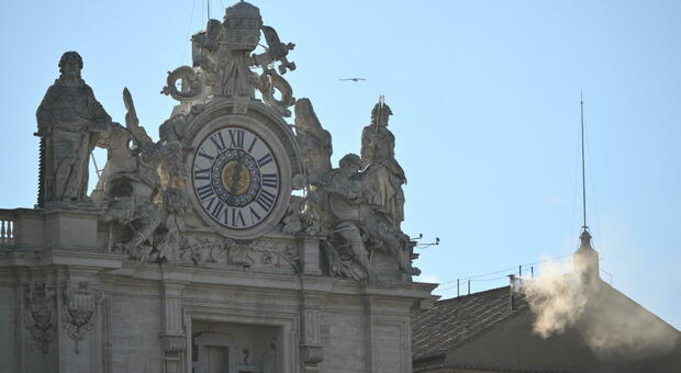 https://statics.cedscdn.it/photos/MED/2025/05/08/8823681_08183629_fumata_bianca_eletto_nuovo_papa.jpg