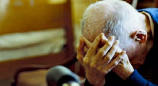 Botte e bastonate al marito fino a rompergli il naso: pensionata a processo dopo anni di maltrattamenti. Il declino dopo la morte del figlio