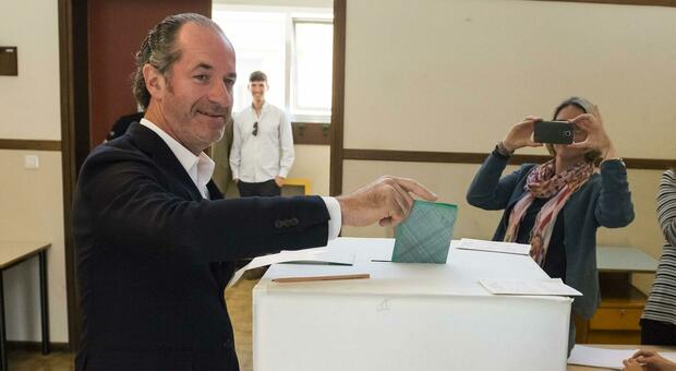https://statics.cedscdn.it/photos/MED/2025/05/08/8823931_08211818_elezioni_regionali_data_voto_luca_zaia.jpg