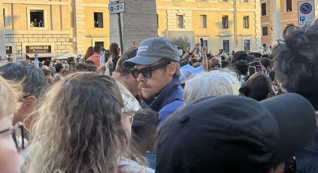 https://statics.cedscdn.it/photos/MED/2025/05/08/8824028_08230358_harry_styles_san_pietro_roma_papa_leone_xiv_foto_oggi_8_5_2025.jpg