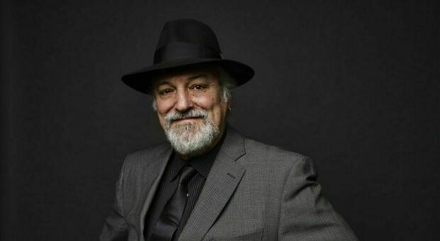 https://statics.cedscdn.it/photos/MED/2025/05/09/8825376_09093220_eugenio_finardi_contro_sanremo_perdita_udito_acufene_moglie_figli_eta_carriera_stipendio_oggi_9_5_2025.jpg