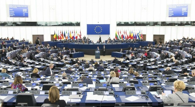 https://statics.cedscdn.it/photos/MED/2025/05/09/8825423_09100918_21pol2f01_parlamento_ue_ansa_17.jpg