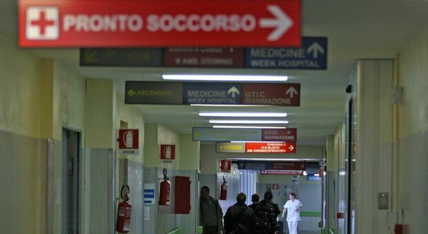 https://statics.cedscdn.it/photos/MED/2025/05/09/8825525_09113252_medico_dorme_davanti_paziente_barella_attesa_visita_cerignola_puglia_oggi_9_5_2025.jpg