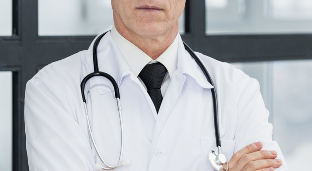 https://statics.cedscdn.it/photos/MED/2025/05/09/8825752_09145622_abusi_pazienti_medico_condannato_carcere_violentatore_seriale_milano_oggi_9_5_2025.jpg