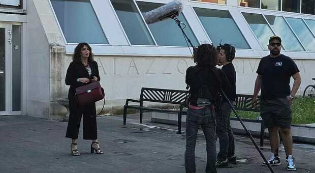 Pesaro, l’attrice Francesca Rettondini gira davanti al tribunale, nel film anche Frassica