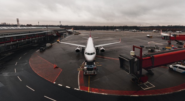 https://statics.cedscdn.it/photos/MED/2025/05/09/8826027_09191836_aeroporto_newark.jpg