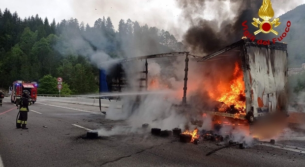 Camion a fuoco sull'autostrada A23, il conducente si accorge del fumo e scende appena in tempo