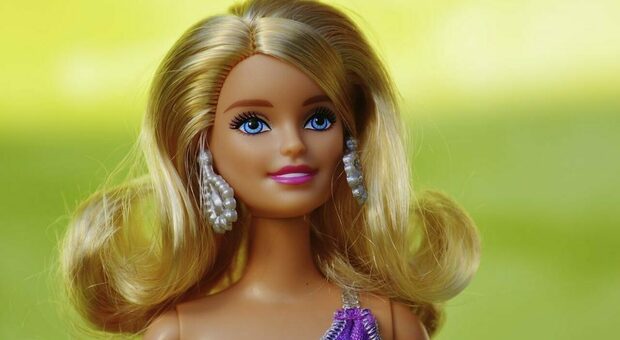 https://statics.cedscdn.it/photos/MED/2025/05/10/8827620_10135742_barbie_1280x720.jpg