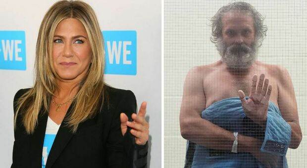 https://statics.cedscdn.it/photos/MED/2025/05/10/8827713_10172338_jennifer_aniston_vittima_di_stalking_chi_e_jimmy_carwyle_oggi_10_5_2025.jpg