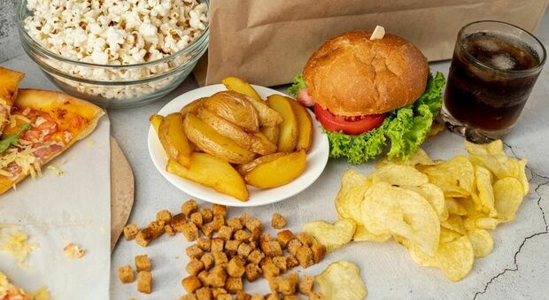https://statics.cedscdn.it/photos/MED/2025/05/10/8827741_10164158_obesita_bambini_spot_cibo_spazzatura_junk_food_calorie_ricerca_oggi_11_5_2025.jpg