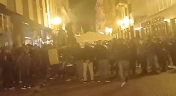 https://statics.cedscdn.it/photos/MED/2025/05/10/8827750_10165406_faccetta_nera_adunata_alpini_biella_video_saluto_fascista_oggi_10_5_2025.jpg