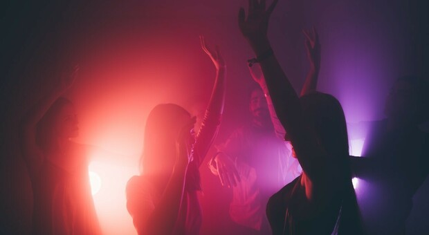 https://statics.cedscdn.it/photos/MED/2025/05/10/8827837_10181835_violentata_discoteca_firenze_serata_amici_oggi_10_5_2025.jpg