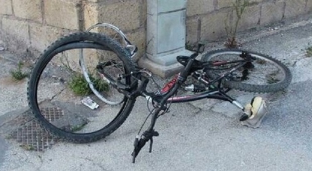 https://statics.cedscdn.it/photos/MED/2025/05/10/8827845_10182755_francesco_morto_dopo_caduta_bici_papa_indagato_autopsia_funerali_barletta_oggi_10_5_2025.jpg