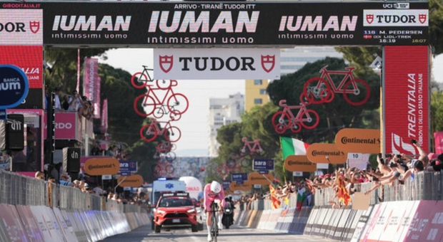 https://statics.cedscdn.it/photos/MED/2025/05/10/8827870_10185305_giro_italia_roglic_maglia_rosa_tarling_vince_crono_oggi_10_5_2025.jpg