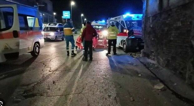 https://statics.cedscdn.it/photos/MED/2025/05/11/8829175_11073353_ambulanza2.jpg