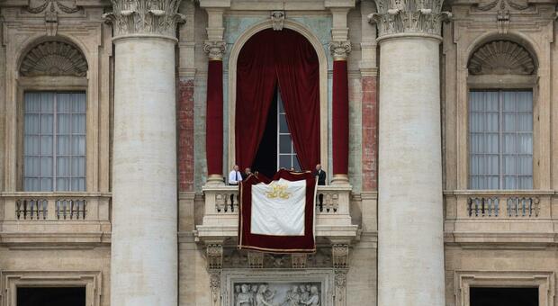 https://statics.cedscdn.it/photos/MED/2025/05/11/8829356_11113349_primo_regina_coeli_di_papa_leone.jpg