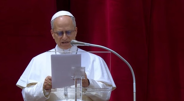 https://statics.cedscdn.it/photos/MED/2025/05/11/8829356_11120605_papa_regina.jpg