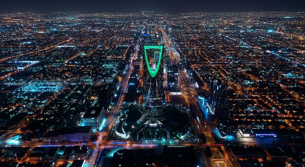 https://statics.cedscdn.it/photos/MED/2025/05/11/8829716_11195010_riad_arabia_saudita_citta_trasferimento_donna_cristiana_nera_nuova_vita_migliorata_oggi.jpg