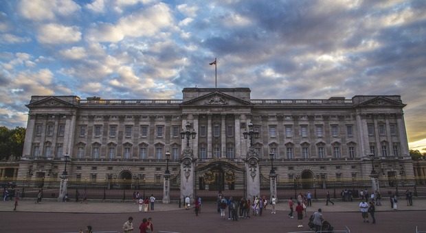 https://statics.cedscdn.it/photos/MED/2025/05/12/8830881_12085617_buckingham_506129_1920.jpg