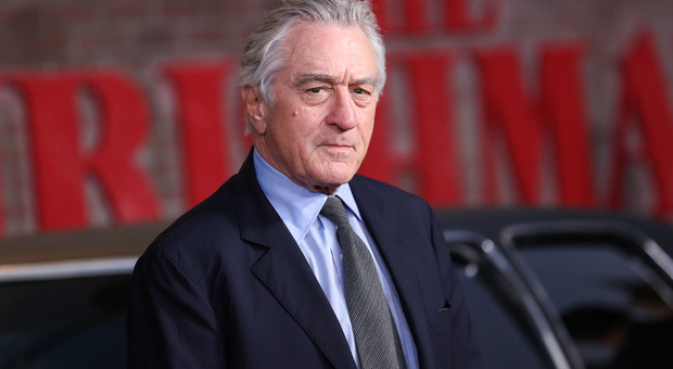 https://statics.cedscdn.it/photos/MED/2025/05/12/8831451_12181708_robert_de_niro.jpg