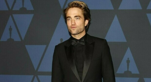 https://statics.cedscdn.it/photos/MED/2025/05/12/8831581_12221811_robert_pattinson_eta_fidanzata_figli_film_carriera_gay_stipendio_oggi_13_5_2025.jpg