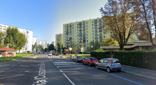 https://statics.cedscdn.it/photos/MED/2025/05/12/8831674_12210030_bambino_precipita_milano.jpg