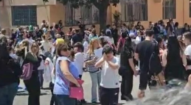 https://statics.cedscdn.it/photos/MED/2025/05/13/8833348_13131108_terremoto_scuole_evacuate_napoli_oggi_13_5_2025.jpg